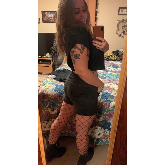 Meet Your Posher! Jesse 🖤 - Picture 9 of 11